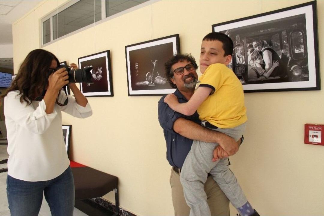 3 Sene Boyunca Engelli &Ouml;ğrencisini Resmederek Sergi A&ccedil;tı