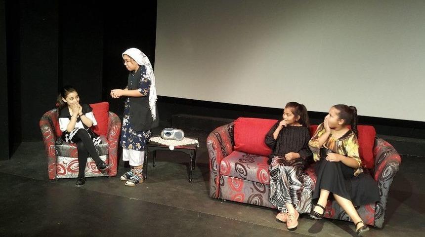 Kuşadası Belediyesi &Ccedil;ocuk Tiyatrosu Seyirciyle Buluştu