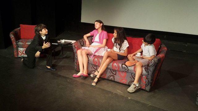 Kuşadası Belediyesi Çocuk Tiyatrosu Seyirciyle Buluştu 1