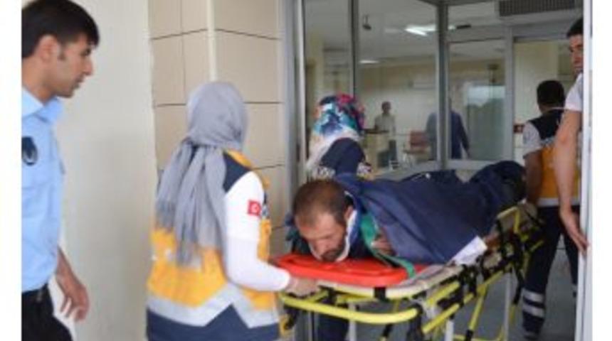 Trakt&ouml;r Devrildi: 1 &Ouml;l&uuml;, 2 Yaralı