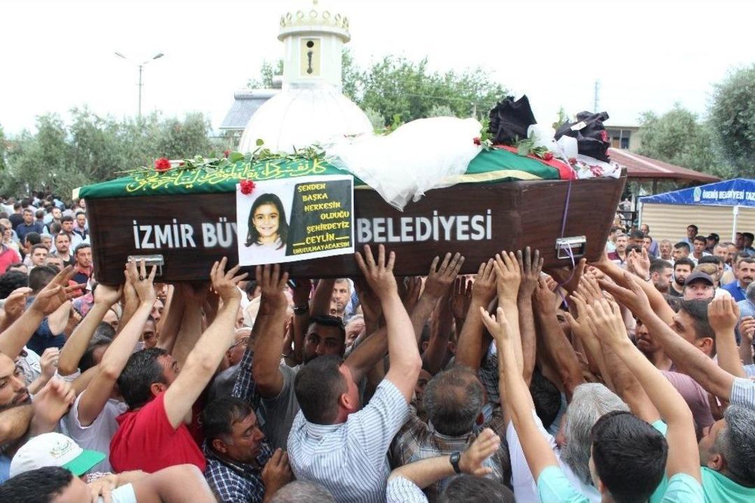 Minik Ceylin&rsquo;in Tabutuna Gelinlik Serildi