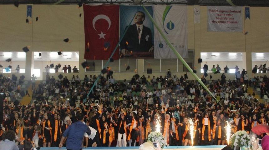 &Uuml;nye İibf&rsquo;de Mezuniyet Heyecanı