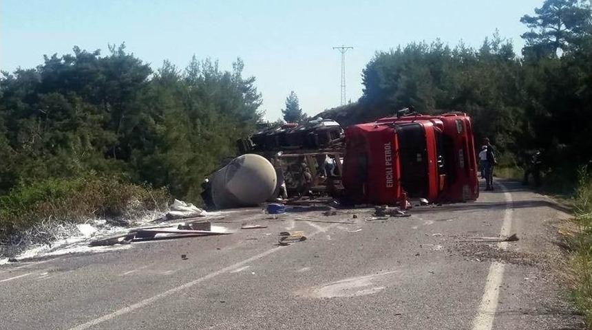 Tanker Devrildi, 25 Ton Asit &Ccedil;evreye Sa&ccedil;ıldı