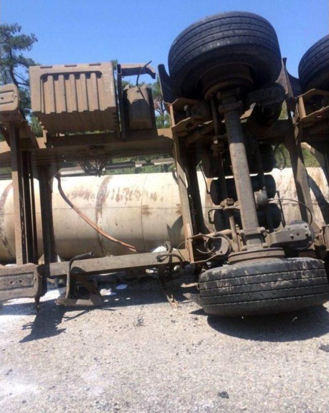 Tanker Devrildi, 25 Ton Asit &Ccedil;evreye Sa&ccedil;ıldı 1