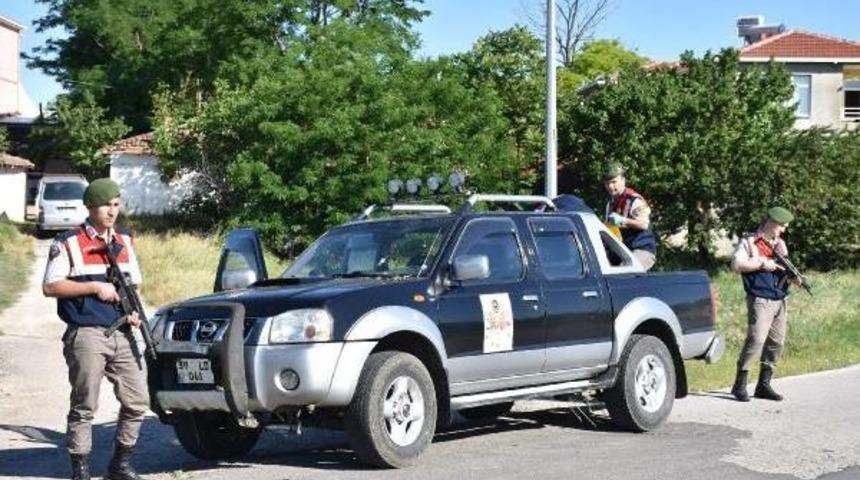 Jandarmadan Ka&ccedil;an S&uuml;r&uuml;c&uuml; Vurularak Yakalandı