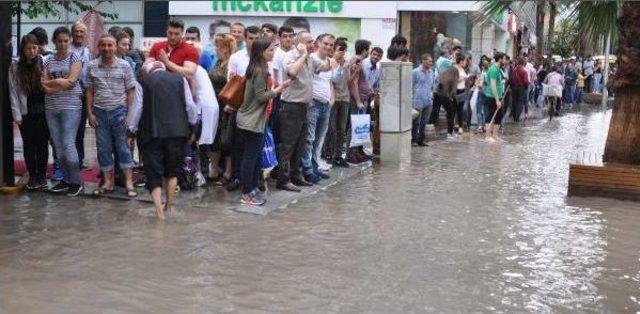 Denizli'de Yağmur Hayatı Felç Etti