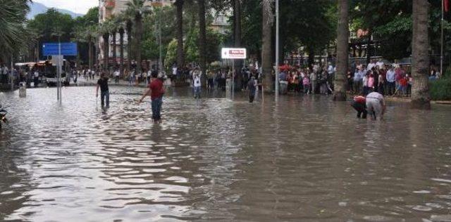 Denizli'de Yağmur Hayatı Felç Etti