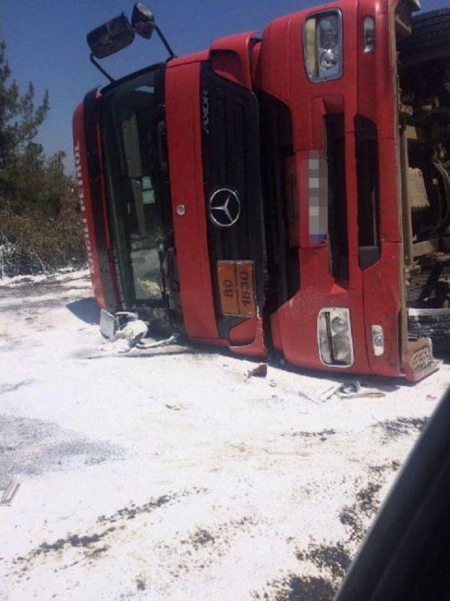 Yan Yatan Tır'daki Sülfürik Asit, Yola Döküldü