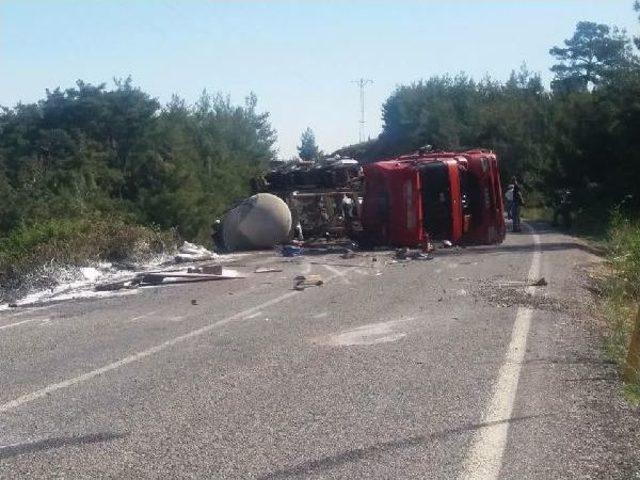 Yan Yatan Tır'daki Sülfürik Asit, Yola Döküldü