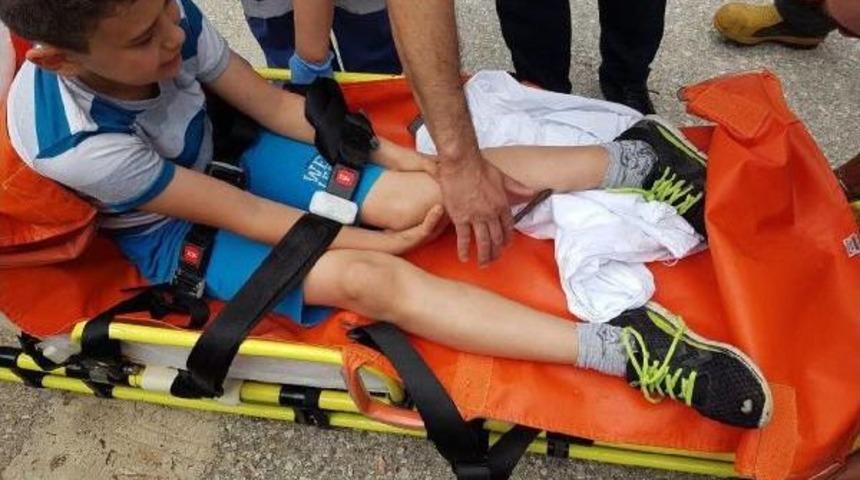 Top Oynarken D&uuml;şt&uuml;, Bacağına Demir Saplandı