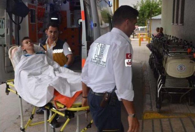 Top Oynarken D&uuml;şt&uuml;, Bacağına Demir Saplandı 3