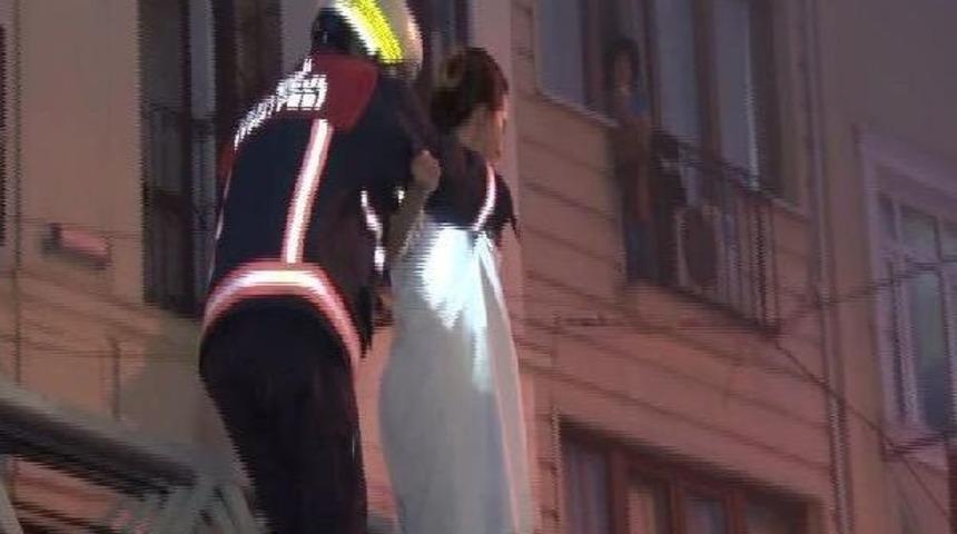 Fatih'te Otelde Yangın &Ccedil;ıktı, Mahsur Kalanlar Kurtarıldı(1)