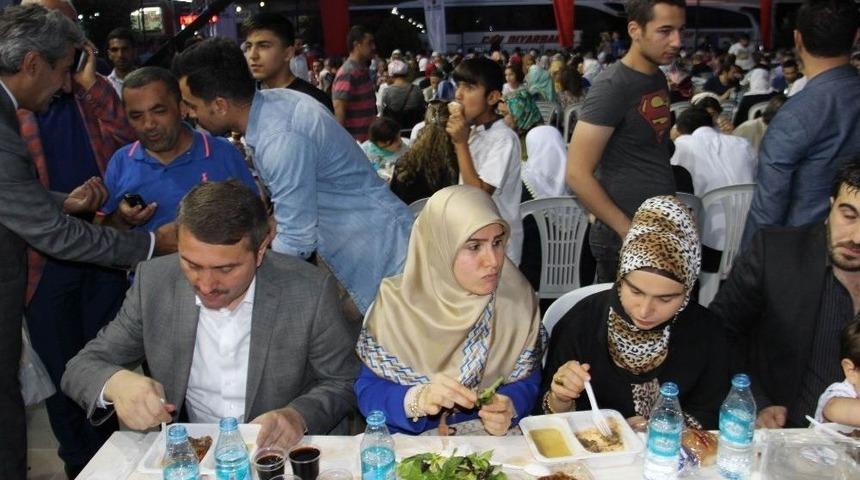 Diyarbakır&rsquo;da Binlerce Kişi Kardeşlik Sofrasında Buluştu