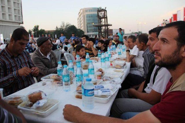 Diyarbakır’da Binlerce Kişi Kardeşlik Sofrasında Buluştu