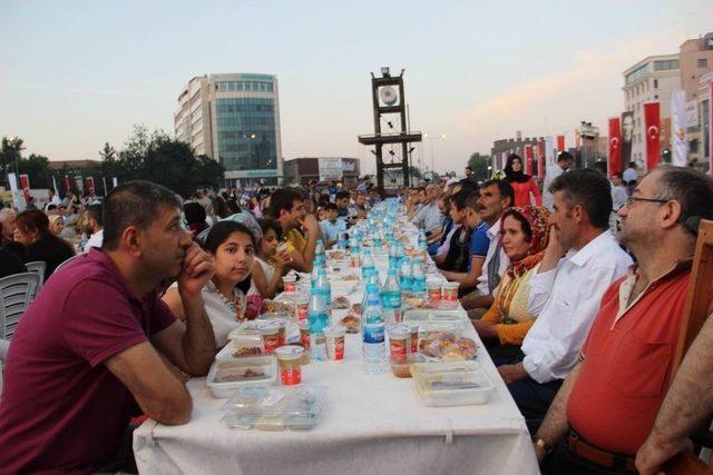 Diyarbakır’da Binlerce Kişi Kardeşlik Sofrasında Buluştu