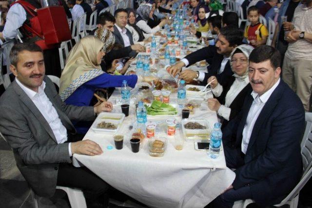 Diyarbakır’da Binlerce Kişi Kardeşlik Sofrasında Buluştu