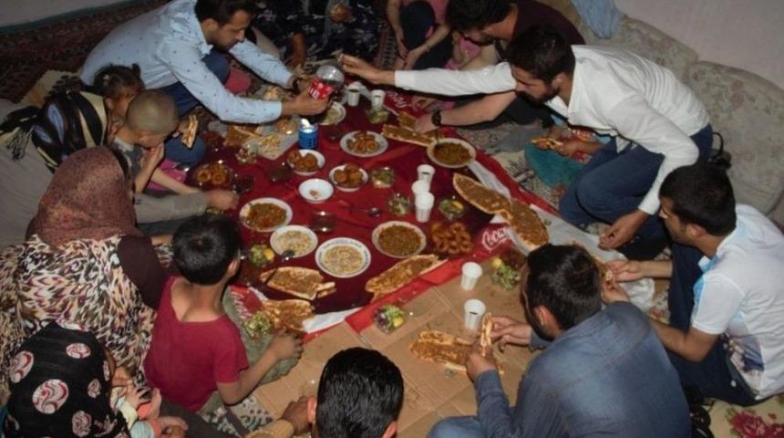 Haluk Levent&rsquo;in Sosyal Medya Grubu Suriyeli Yoksul Aile İle İftar Yaptı