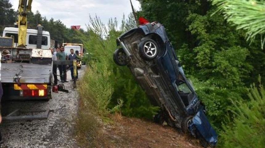 Kontrolden &Ccedil;ıkan Otomobil Şarampole Yuvarlandı: 4 Yaralı