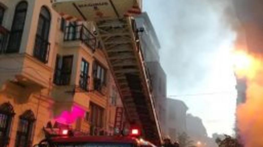 Kumkapı&rsquo;da Otel Yangını: 2 &Ouml;l&uuml;
