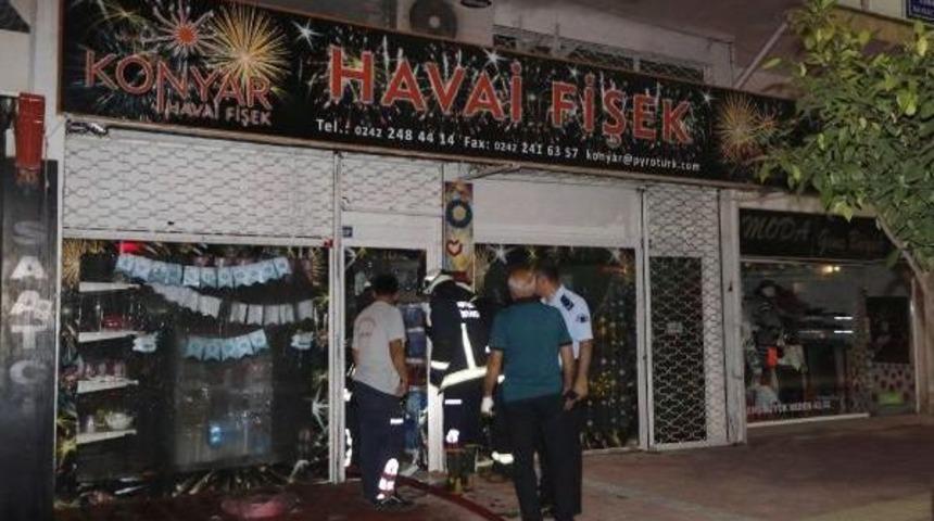 Havai Fişek Deposundaki Yangın Paniğe Neden Oldu