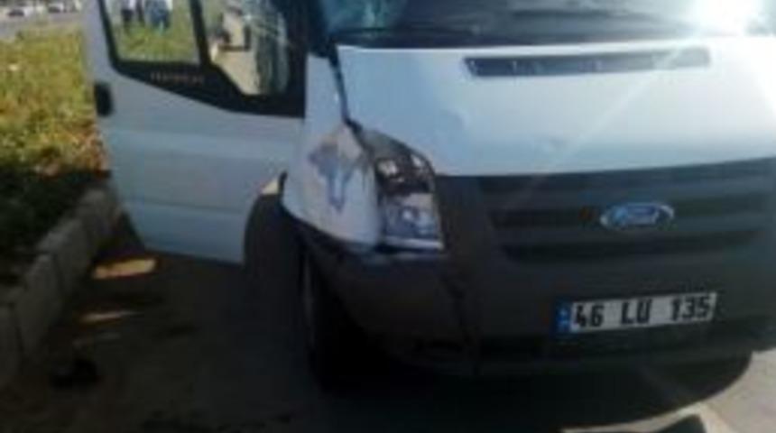 Kamyonet Yayalara &Ccedil;arptı: 1 &Ouml;l&uuml;, 2 Yaralı