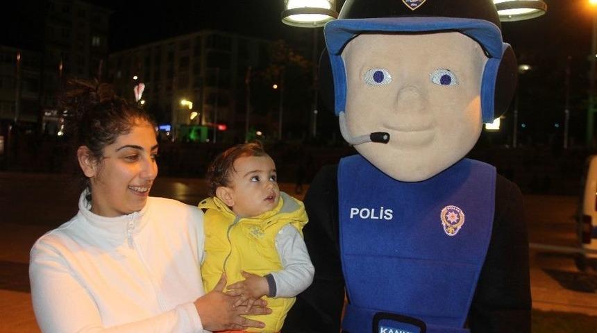 Sivas&rsquo;ta Polisten Vatandaşlara Maskotlu Uyarı