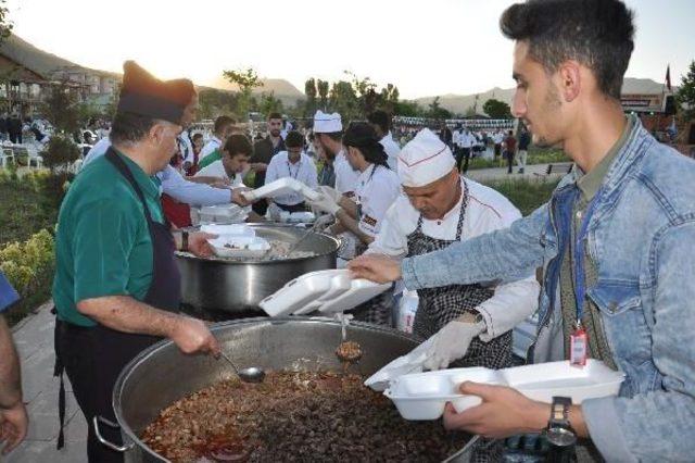 Tatvan’Da 10 Bin Kişiye Iftar Verildi