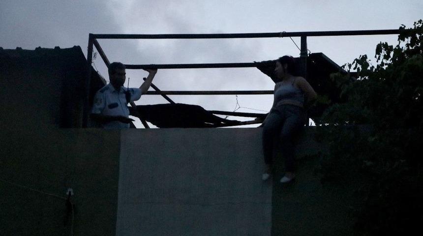 Kahraman Polis İntihar Etmek İsteyen Gen&ccedil; Kızı Son Anda Kurtardı