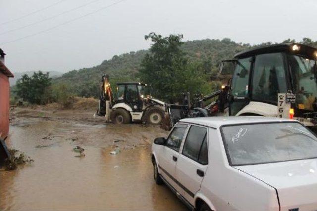 Aydın'da Etkili Olan Sağanak Yağışta Dereler Taştı 