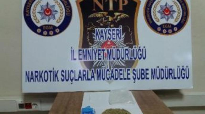 Kavga Ihbarına Giden Polis, Uyuşturucu Ele Ge&ccedil;irdi