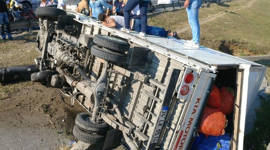 (&ouml;zel Haber) Tem&rsquo;de Meyve Y&uuml;kl&uuml; Kamyonetin Şarampole Yuvarlanması G&uuml;venlik Kamerasında