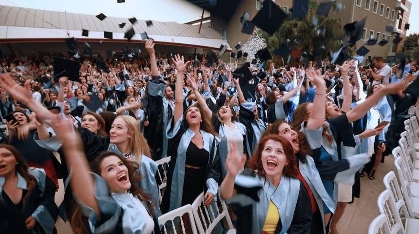 Yaşar&rsquo;da Mezuniyet Coşkusu