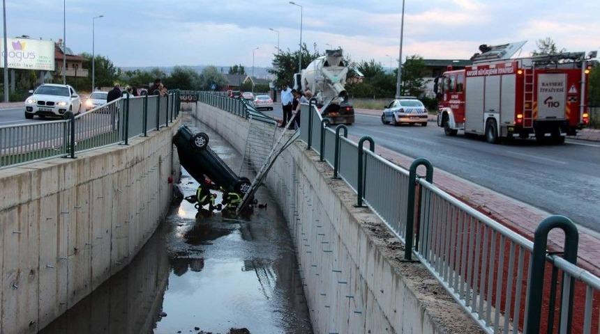 Yoldan &Ccedil;ıkan Otomobil Kanala D&uuml;şt&uuml;
