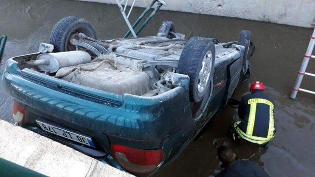 Yoldan &Ccedil;ıkan Otomobil Kanala D&uuml;şt&uuml; 1