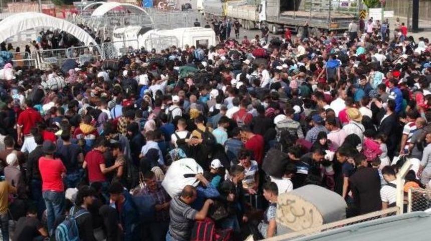 Suriyelilerin Sınırda Bayram Izdihamı