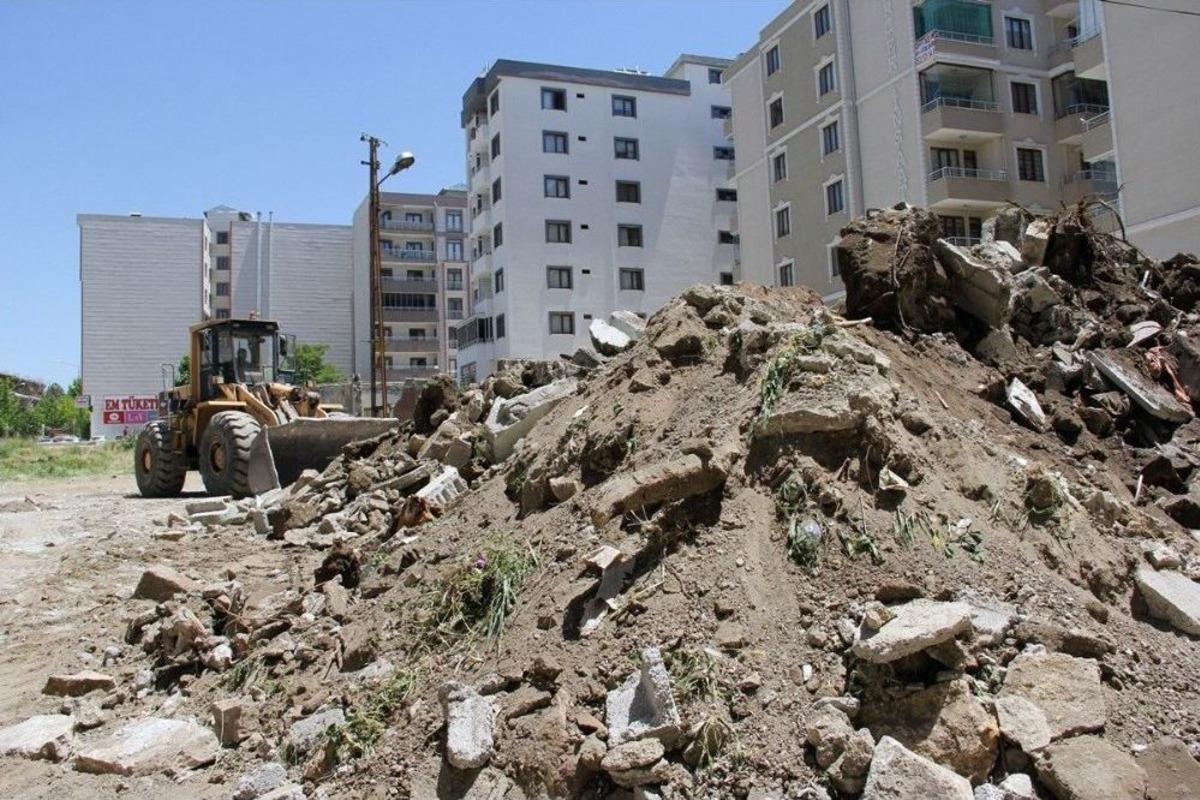 Van&rsquo;daki Metruk Binalar Yıktırılıyor