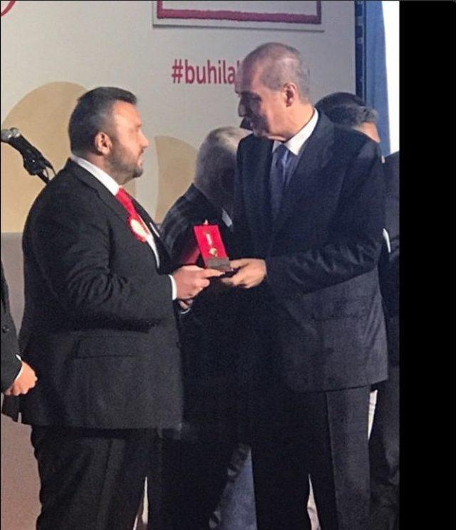 Kızılay&rsquo;dan Zeytinburnu Belediyesi&rsquo;ne Altın Madalya 1