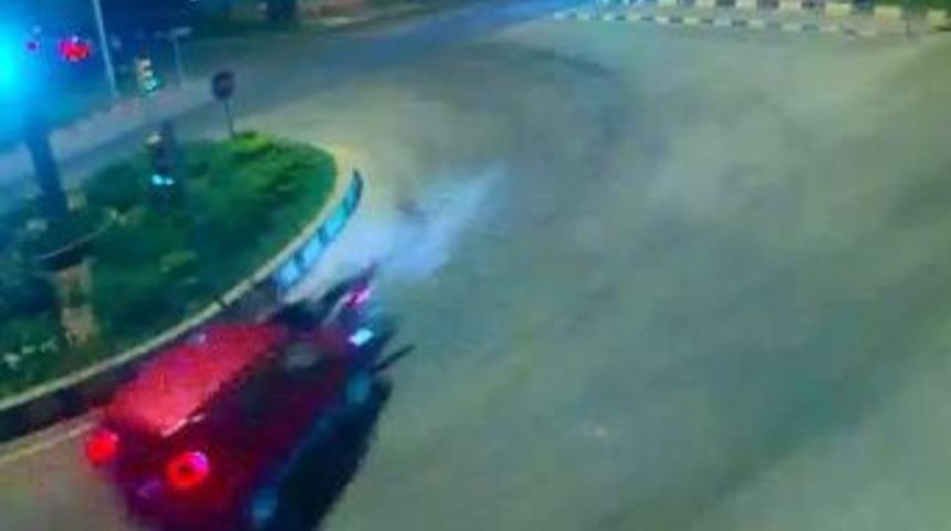 Otomobilin Motosiklete &Ccedil;arpma Anı Kamerada