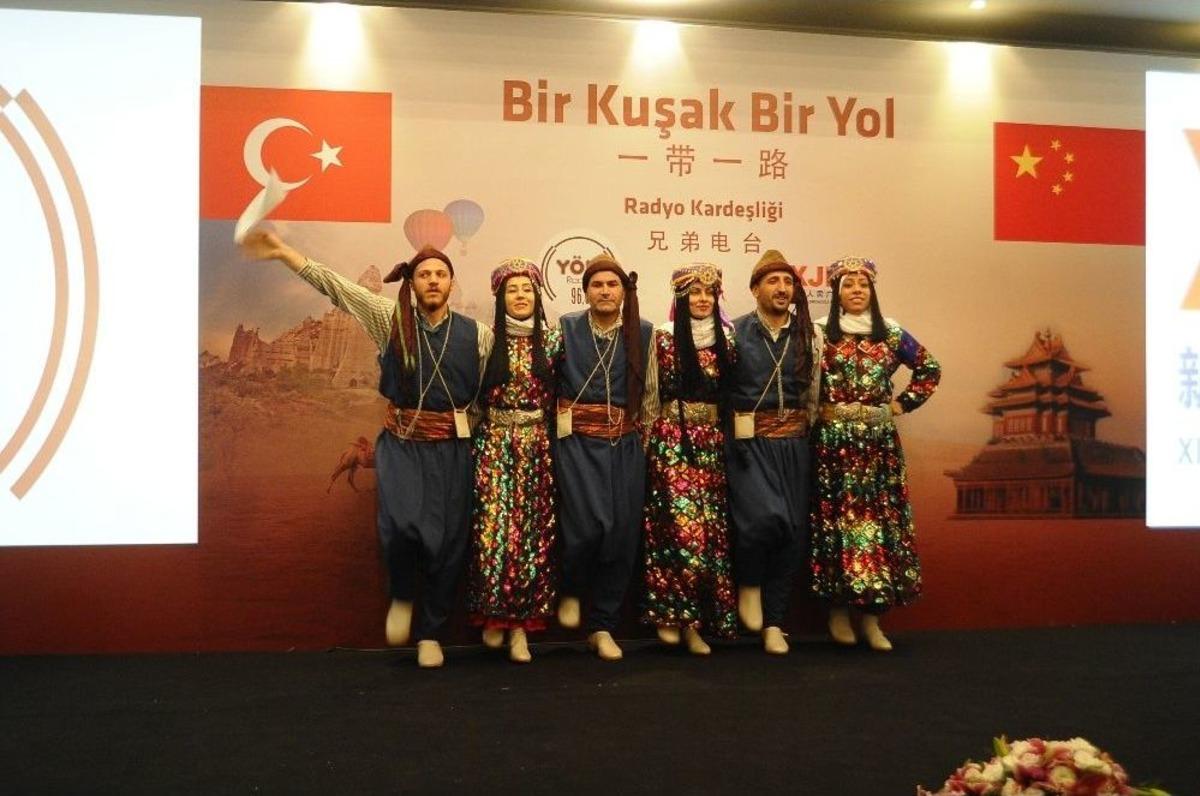 Bağlama İle Dutar, T&uuml;rk&uuml; İle Nakşa, Radyo Kardeşliğinde Buluştu