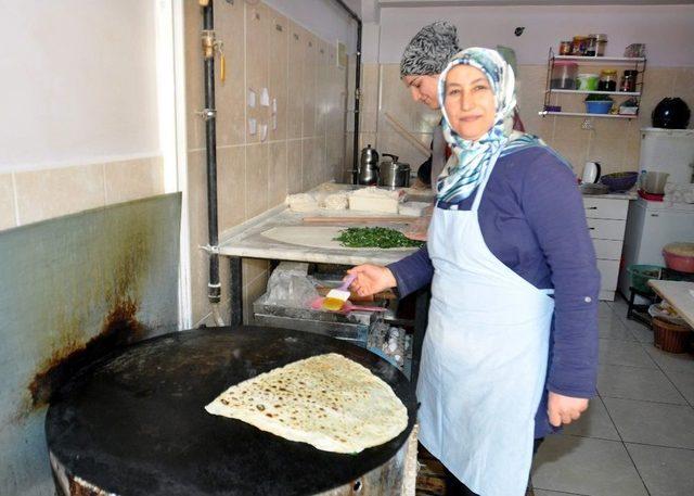 Bu Askıda Börek, Baklava Ve Gözleme Bedava