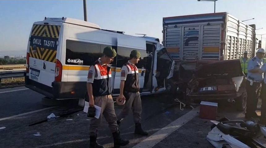 Arızalanan Araca M&uuml;dahale Edenlere Minib&uuml;s &Ccedil;arptı: 2 &Ouml;l&uuml;