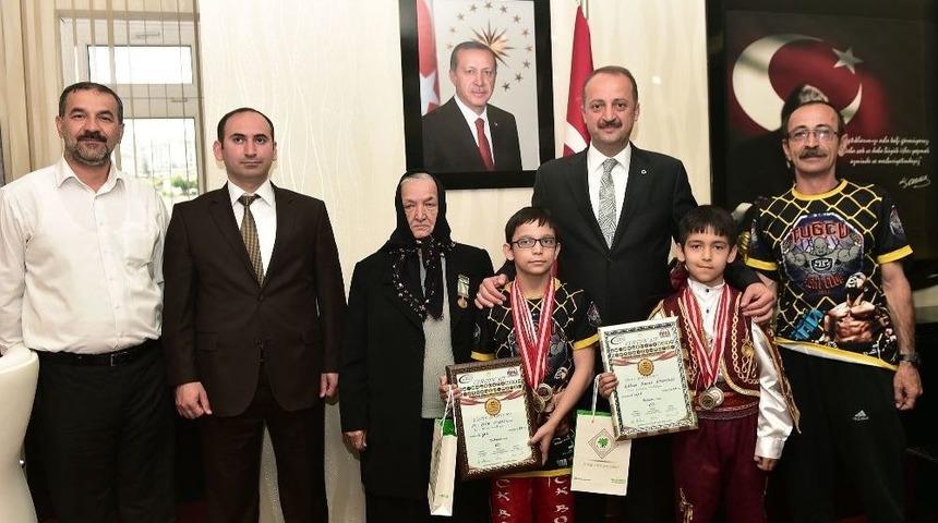 12 Yaşındaki D&uuml;nya Şampiyonu Sporcudan Başkan Akg&uuml;l&rsquo;e Ziyaret