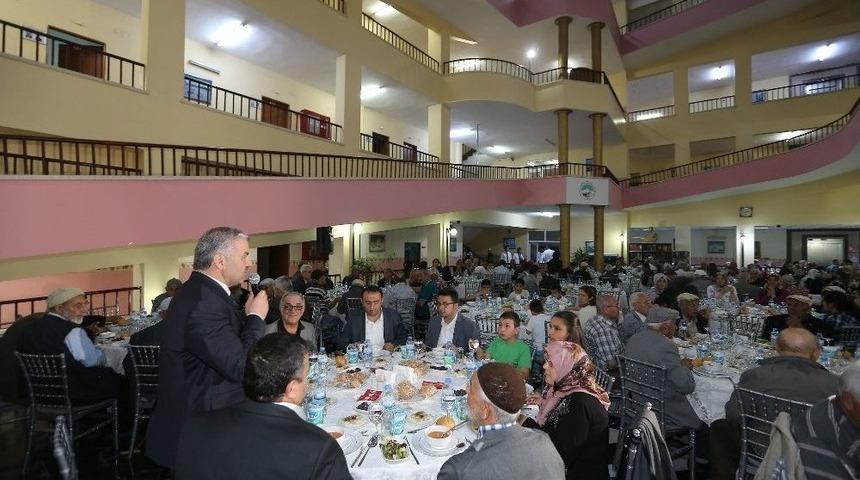 Başkan &Ccedil;elik Huzurevi&rsquo;nde İftar A&ccedil;tı