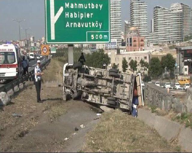 Tem'de Meyve Yüklü Kamyonun Devrilme Anı Kamerada