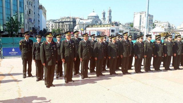 Jandarma&rsquo;nın 178&rsquo;inci Kuruluş Yıl D&ouml;n&uuml;m&uuml;nde Taksim Cumhuriyet Anıtı&rsquo;na &Ccedil;elenk Bırakıldı 1