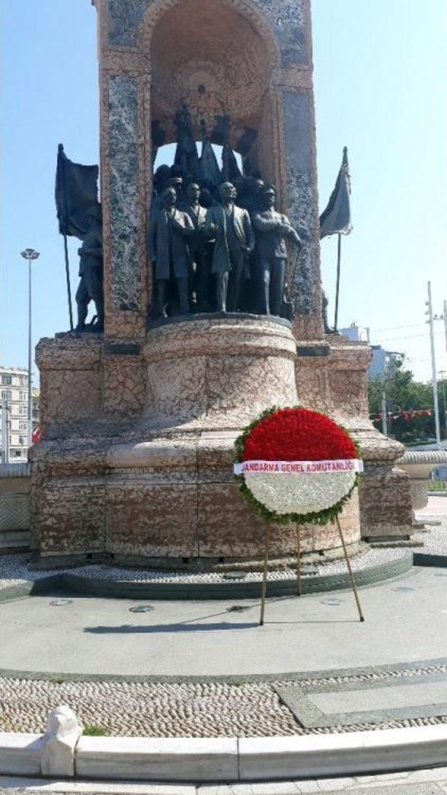 Jandarma&rsquo;nın 178&rsquo;inci Kuruluş Yıl D&ouml;n&uuml;m&uuml;nde Taksim Cumhuriyet Anıtı&rsquo;na &Ccedil;elenk Bırakıldı 2