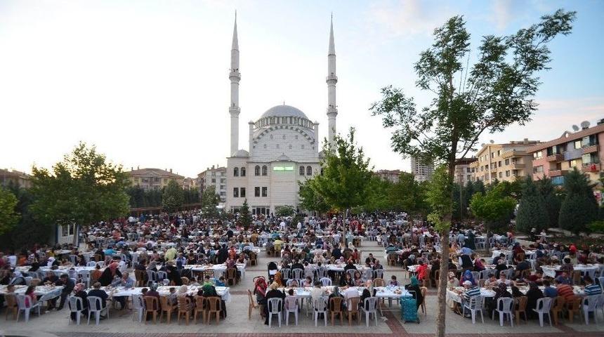 Başkan &Ccedil;etin Bin Kişiyi İftarda Ağırladı