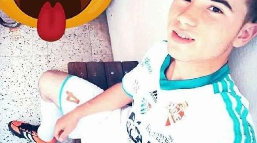 &Ccedil;adıra Yıldırım D&uuml;şt&uuml;; Amat&ouml;r Futbolcu &Ouml;ld&uuml;, Arkadaşı Yaralı