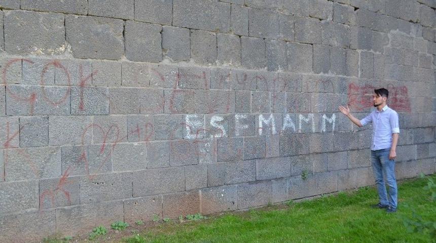 Tarihi Surların &Uuml;zerine Yazılan Yazılar Y&uuml;rek Sızlatıyor