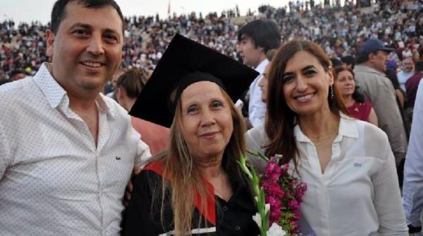 Ressam Soysal, 68 Yaşında &Uuml;niversiteyi Ikincilikle Bitirdi